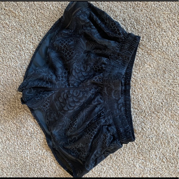 Lululemon hotty hot shorts 2.5” LR SOLD - Picture 2 of 3